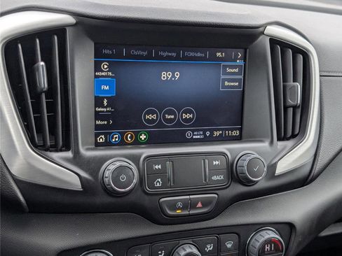 Used 2024 GMC Terrain SLT image 29