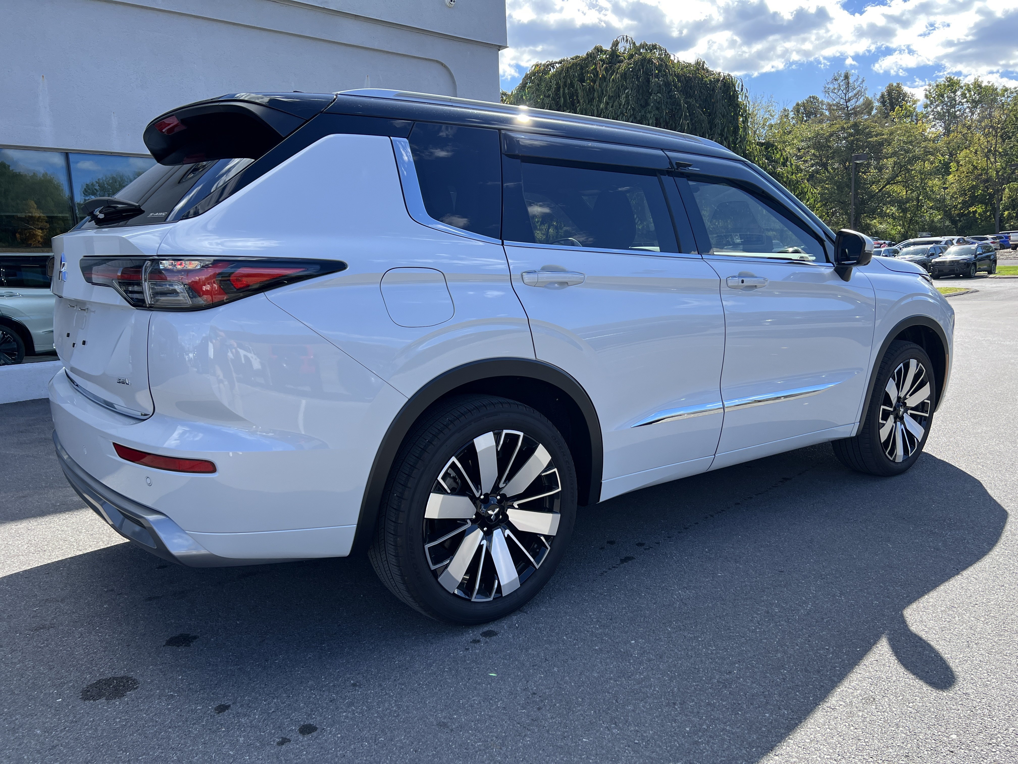 Used 2025 Mitsubishi Outlander SEL AWD/4WD image 3