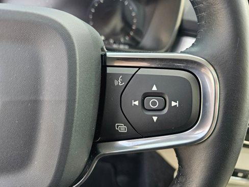 Used 2019 Volvo XC40 T5 Momentum image 30