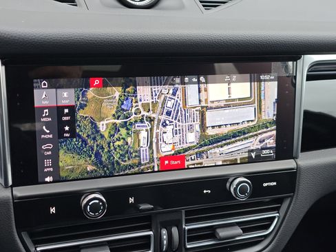 Certified 2025 Porsche Macan image 19