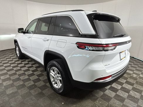 Used 2023 Jeep Grand Cherokee Laredo AWD/4WD image 5
