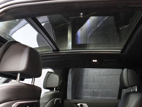 Used 2024 BMW X7 xDrive40i w/ Climate Comfort Package image 18