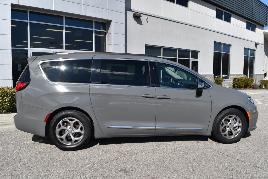 Used 2023 Chrysler Pacifica Limited FWD image 2