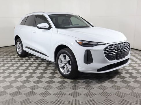 Used 2025 Audi Q5 Premium w/ Convenience Package image 3