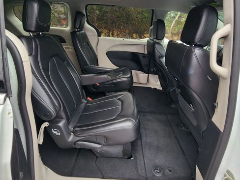 Used 2023 Chrysler Pacifica Touring-L image 22