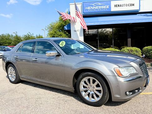 Used 2011 Chrysler 300 Limited RWD image 4