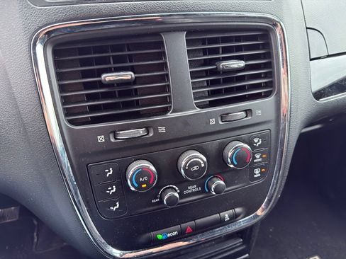 Used 2017 Dodge Grand Caravan SE FWD image 35