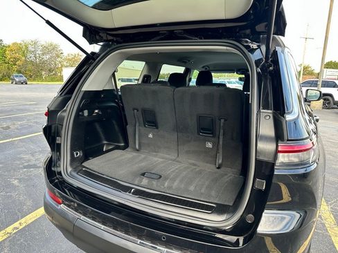 Used 2023 Jeep Grand Cherokee L Laredo image 17