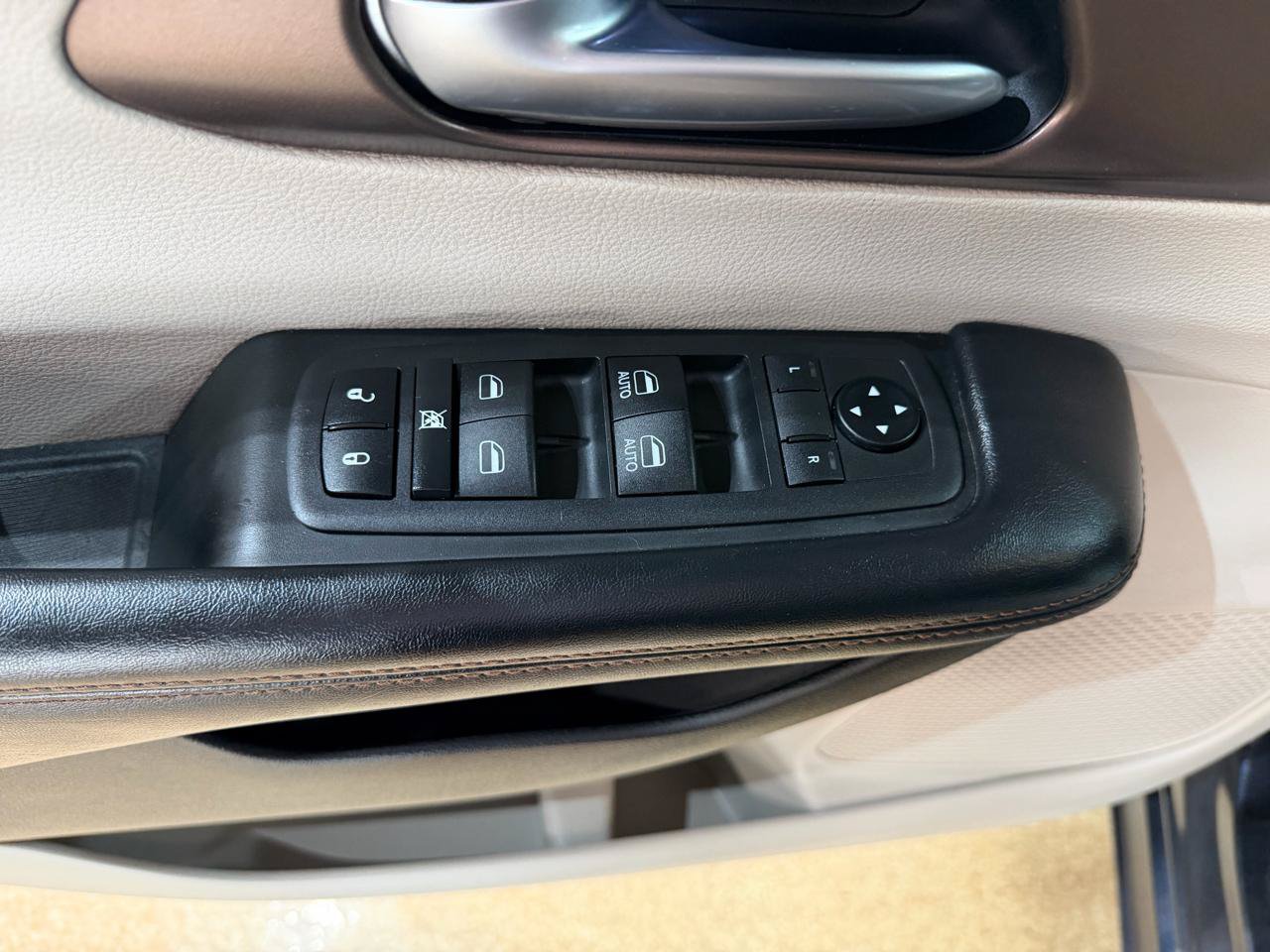 Used 2019 Chrysler Pacifica Touring-L FWD image 35