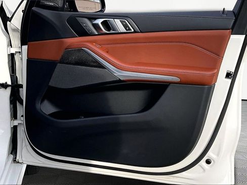 Used 2025 BMW X7 M60i w/ Climate Comfort Package image 24