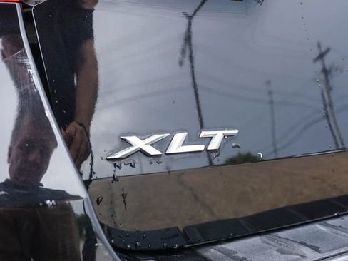 Used 2022 Ford Explorer XLT w/ Equipment Group 202A RWD image 7