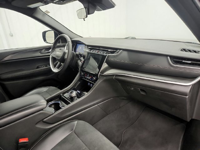 Used 2025 Jeep Grand Cherokee Altitude AWD/4WD image 19