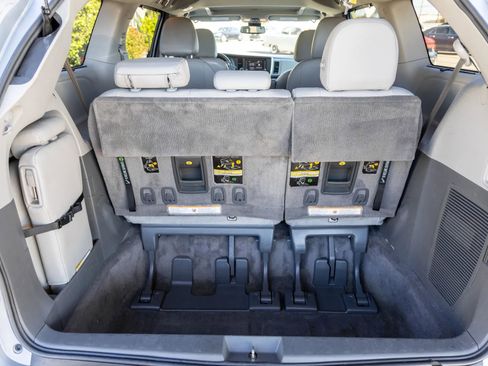 Used 2018 Toyota Sienna XLE image 4