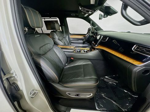 Used 2022 Jeep Grand Wagoneer Series III image 12