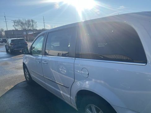 Used 2013 Chrysler Town & Country Touring image 8