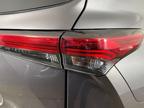 Used 2023 Toyota Highlander XLE FWD image 35