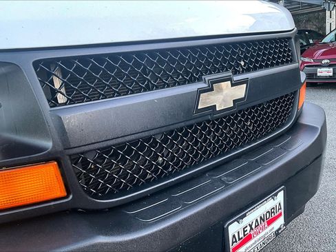 Used 2017 Chevrolet Express 3500 image 25