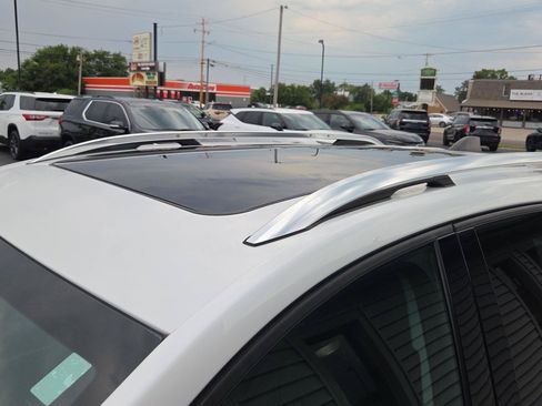Used 2018 Chevrolet Equinox LT w/ Sun & Infotainment Package FWD image 8