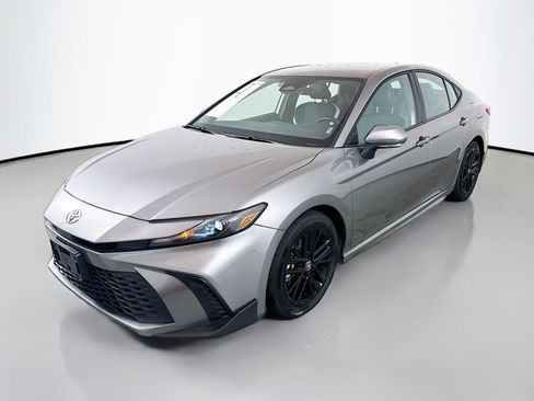 Used 2025 Toyota Camry SE image 3