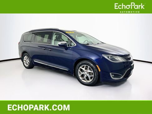 Used 2017 Chrysler Pacifica Limited FWD image 1