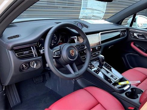 New 2025 Porsche Macan image 4