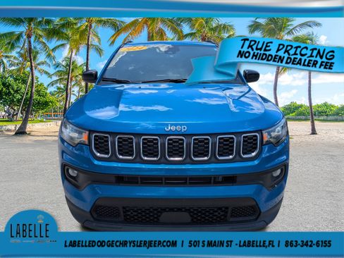 Used 2024 Jeep Compass Latitude AWD/4WD image 8
