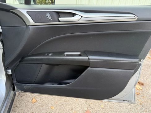 Used 2020 Ford Fusion SE image 30