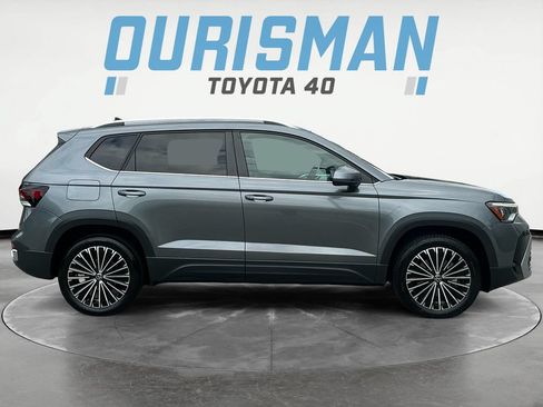 Used 2025 Volkswagen Taos SE FWD image 8