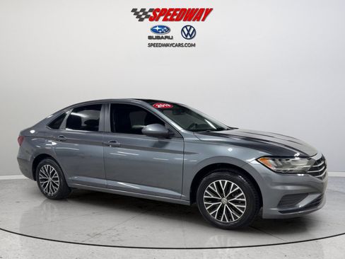 Used 2019 Volkswagen Jetta SE w/ Cold Weather Package FWD image 3