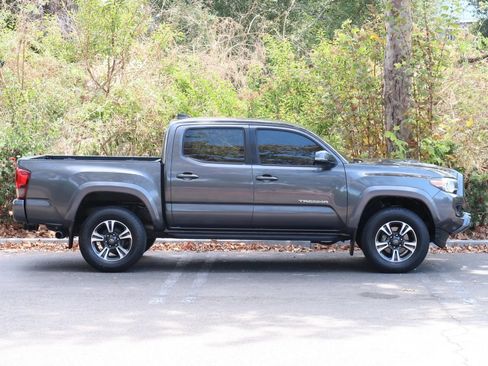 Used 2018 Toyota Tacoma TRD Sport RWD image 13