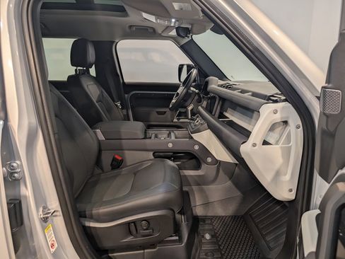 Used 2023 Land Rover Defender 110 SE image 31