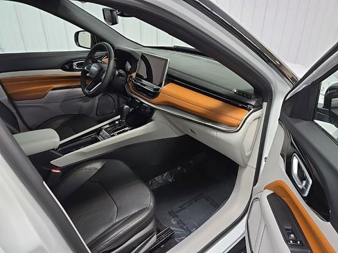 Used 2023 Jeep Compass Limited image 15