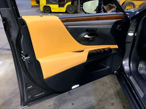 Used 2025 Lexus ES 300h w/ Luxury Package image 21