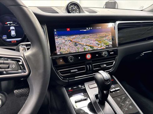 Used 2026 Porsche Macan AWD/4WD image 18