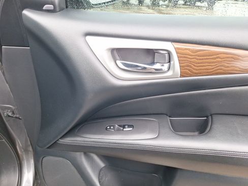 Used 2020 Nissan Pathfinder Platinum image 37