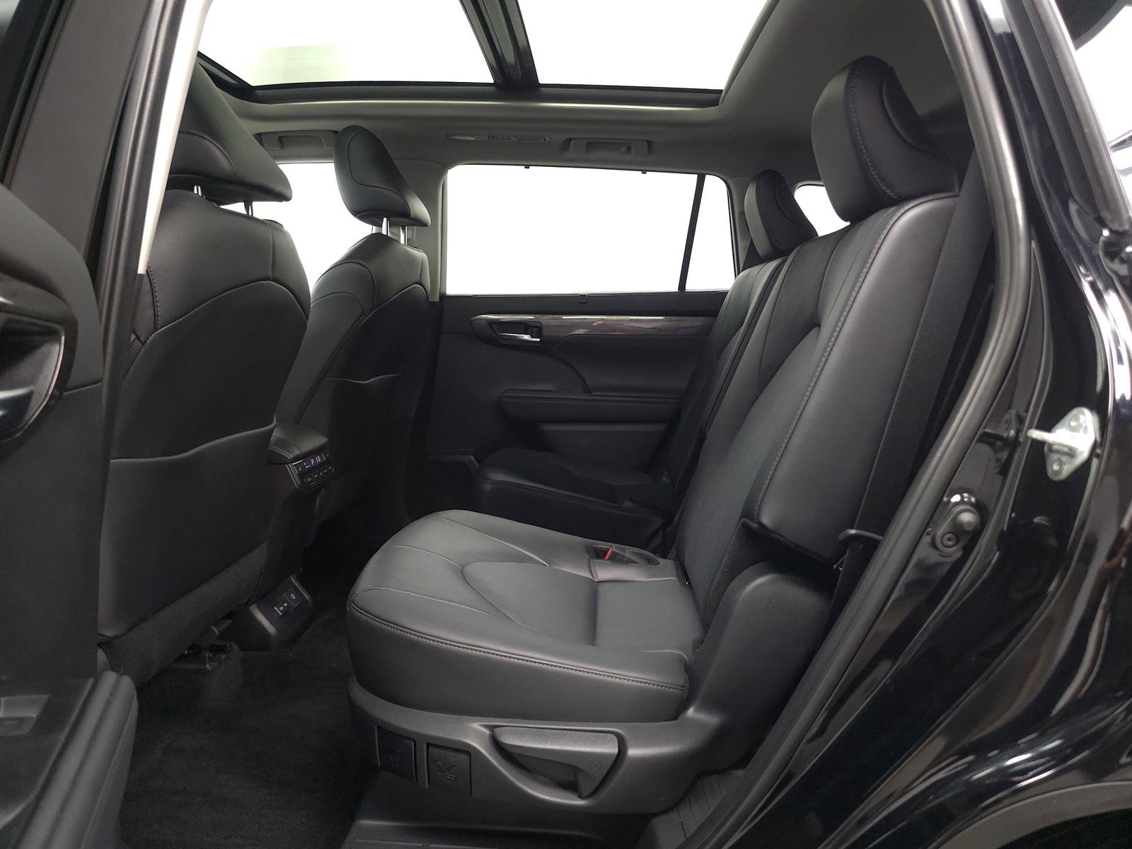 Used 2024 Toyota Highlander Platinum AWD/4WD image 5