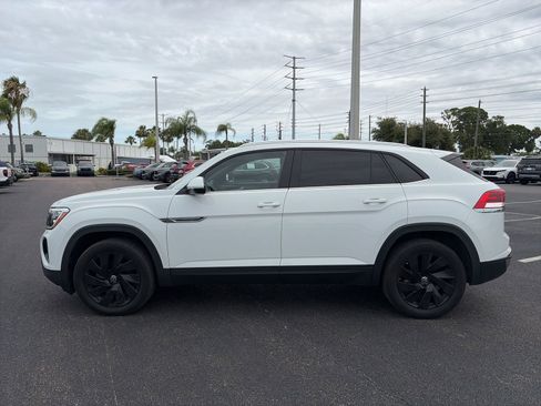 Used 2024 Volkswagen Atlas Cross Sport SE w/ Panoramic Sunroof Package FWD image 4
