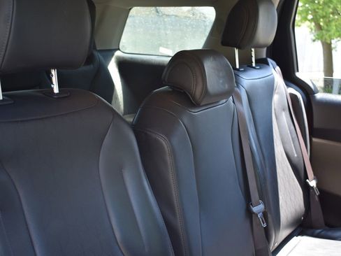 Used 2025 Kia Carnival FWD image 26