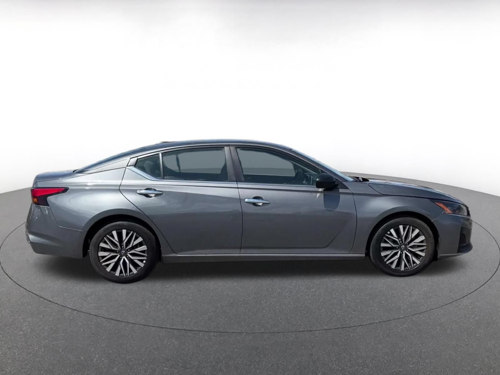 Used 2025 Nissan Altima 2.5 SV FWD image 15
