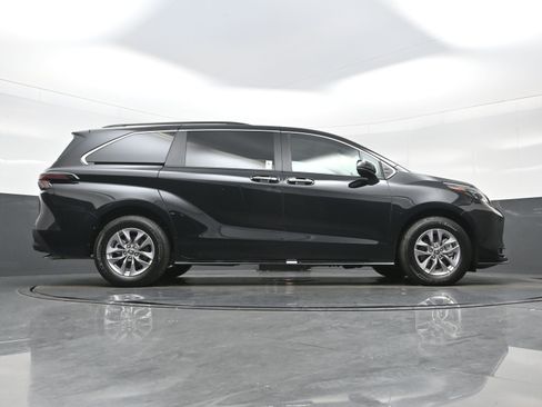 Used 2026 Toyota Sienna XLE FWD image 35