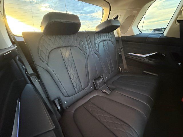 Used 2026 BMW X7 xDrive40i AWD/4WD image 17