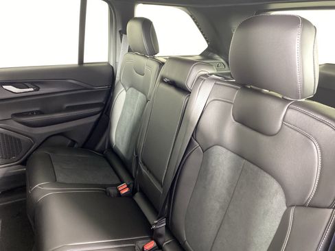 New 2025 Jeep Grand Cherokee Altitude image 31