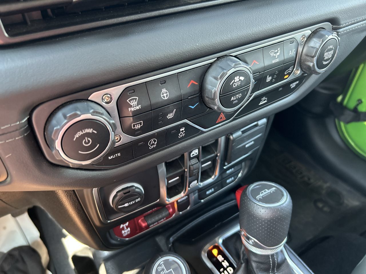 Used 2025 Jeep Gladiator Mojave w/ Convenience Group AWD/4WD image 28