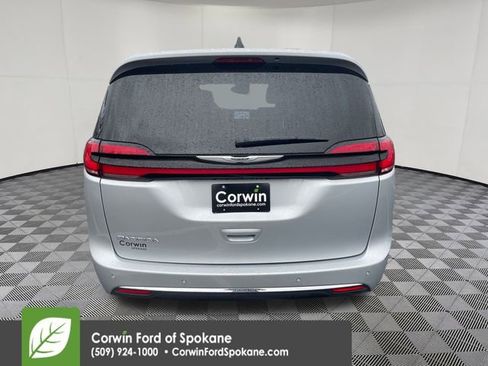 Used 2024 Chrysler Pacifica Touring-L image 19