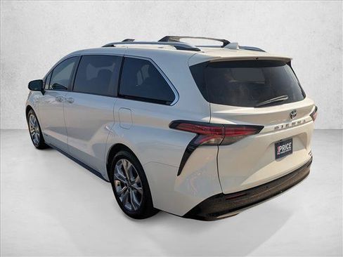 Used 2021 Toyota Sienna Platinum FWD image 7