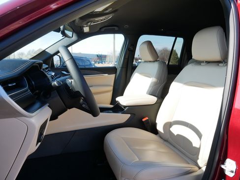 Used 2024 Jeep Grand Cherokee Limited image 35