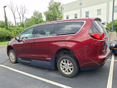 Used 2023 Chrysler Voyager LX FWD image 3