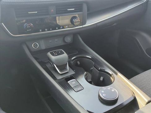 Used 2023 Nissan Rogue SV image 14