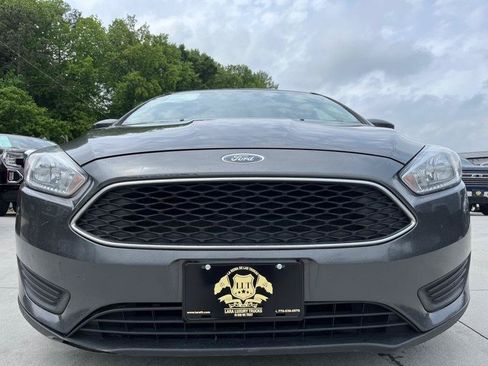 Used 2018 Ford Focus SE w/ Cold Weather Package FWD image 2