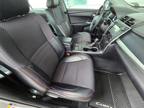 Used 2017 Toyota Camry SE w/ Moonroof Package FWD image 20